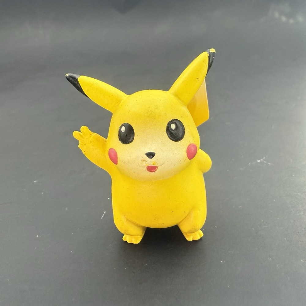 Pikachu TOMY Pokémon Figure 1999 Nintendo Vintage - Peace Sign Pikachu